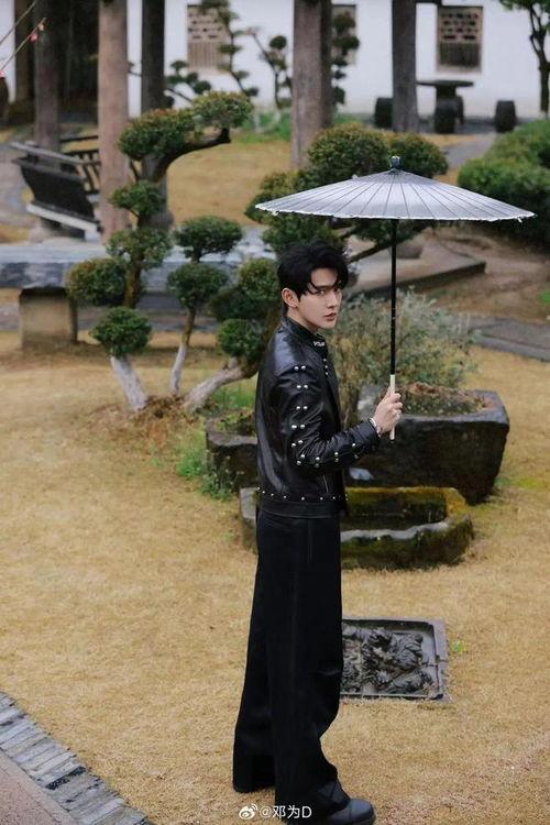男明星撑伞图,男明星撑伞演绎浪漫时刻