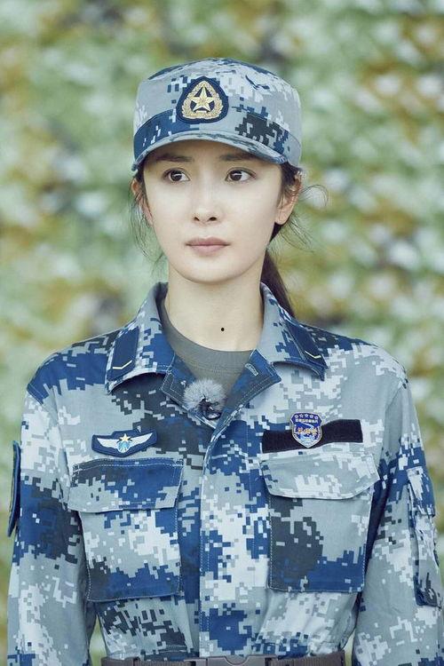 穿军绿色的女明星,揭秘穿军绿色女明星的独特魅力