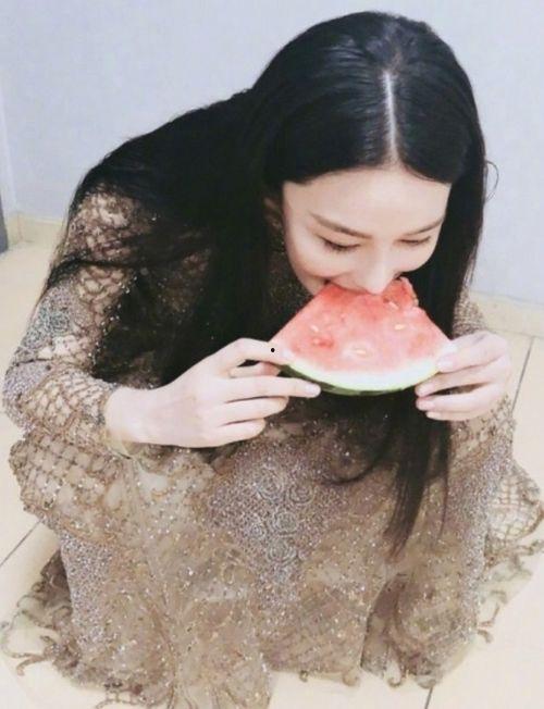 穿越民国吃瓜看,穿越时空的吃瓜之旅