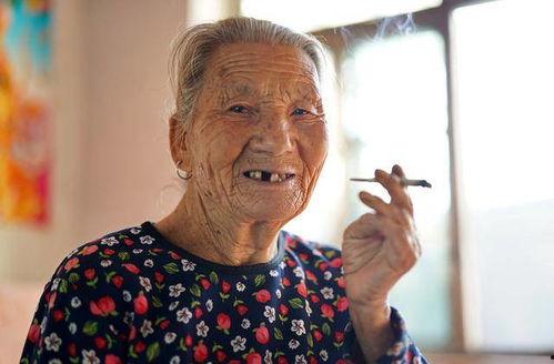 吃瓜搞笑老奶奶图片